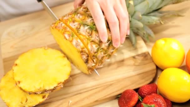 Frutas tropicais frescas de abacaxi sendo fatiadas apenas com as mãos — Vídeo de Stock