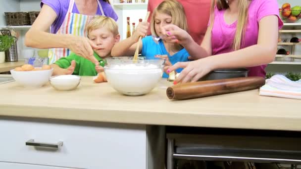 Γονείς και παιδιά κάνουν κέικ — Αρχείο Βίντεο