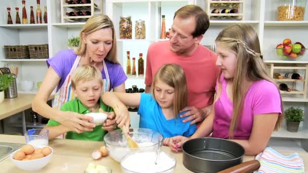 부모와 아 이들이 케이크 만들기 — 비디오