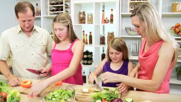Сестры помогают родителям готовить ужин — стоковое видео