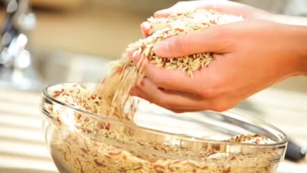 Schüssel gesunde, trockene Getreidekörner Hände aus nächster Nähe — Stockvideo