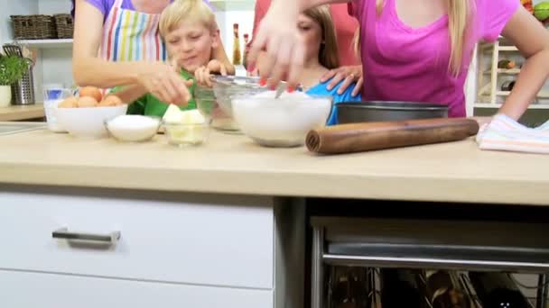 Parents and children making cake — Stock Video