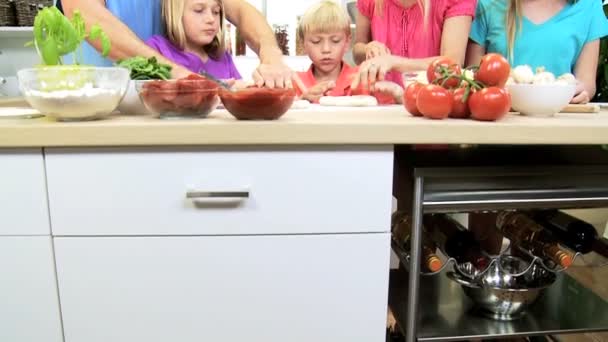 Ouders helpen kinderen eten bereiden — Stockvideo