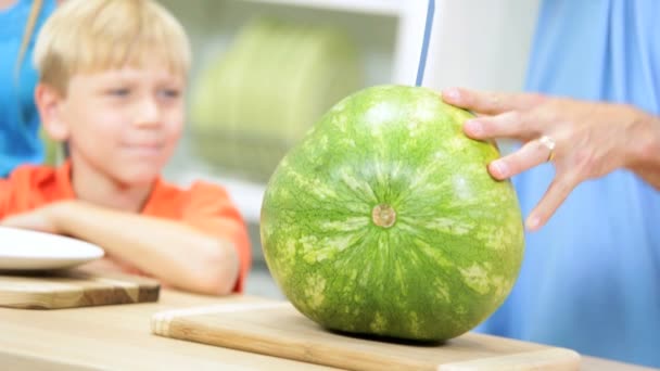 Vader snijden watermeloen voor kinderen — Stockvideo