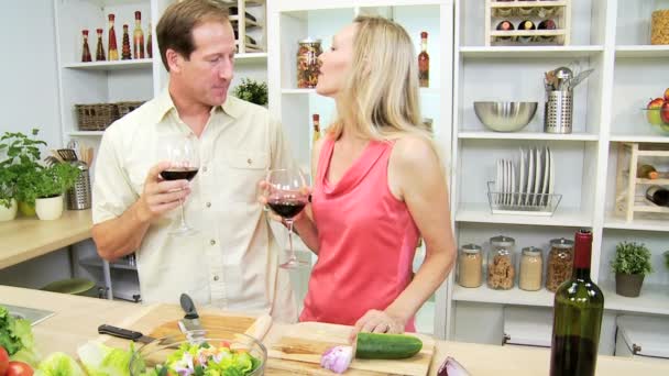 Пара на кухні з вином — стокове відео