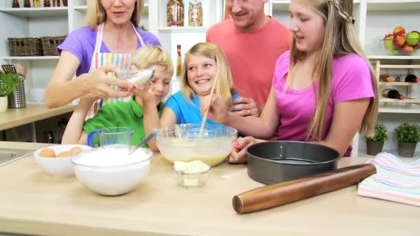 Rodzice i dzieci co ciasto — Wideo stockowe