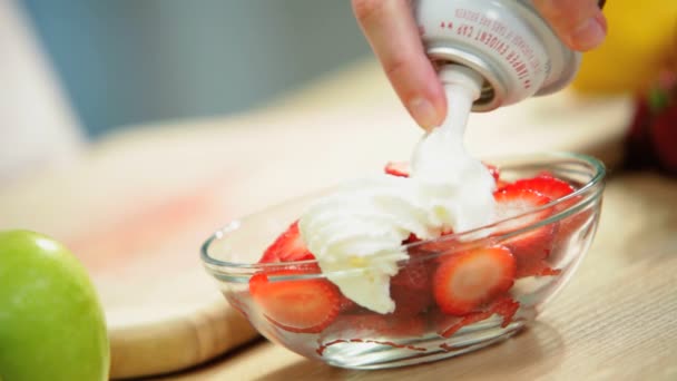 Kom verse aardbeien bedekt crème close-up — Stockvideo