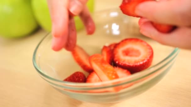 Миска свіже здорове харчування полуниця тільки руки — стокове відео