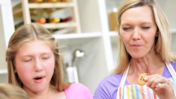 Madre e figlia mangiare biscotti — Video Stock