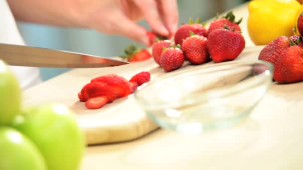 Weibliche Hände schneiden frische Bio-Erdbeeren — Stockvideo