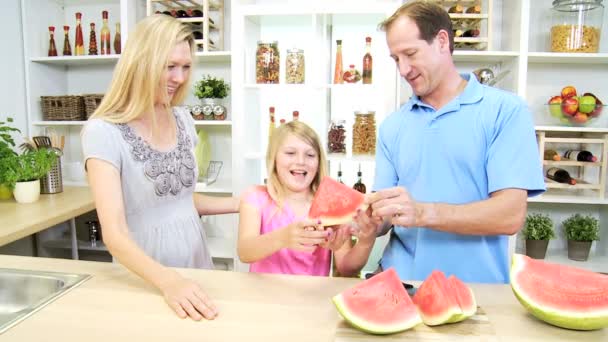 Eltern und Kinder teilen sich Wassermelone — Stockvideo