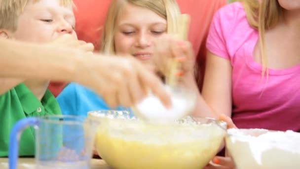 Семья на кухне делает печенье — стоковое видео