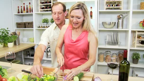 Esposa e marido preparando refeição — Vídeo de Stock