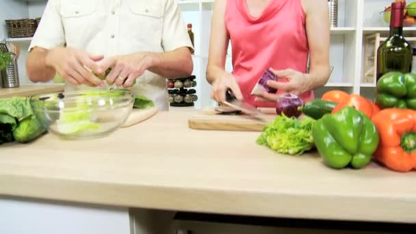 Marido e esposa preparando legumes — Vídeo de Stock