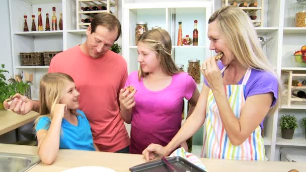 Família juntos degustando biscoitos caseiros — Vídeo de Stock