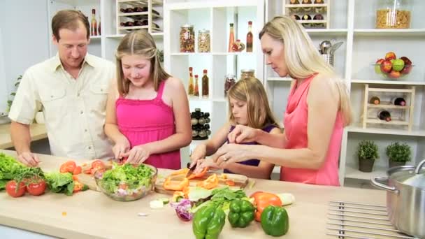 Hermanas ayudando a los padres a preparar la cena — Vídeos de Stock