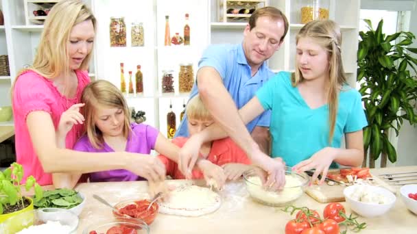 Familie voorbereiding pizza in de keuken — Stockvideo
