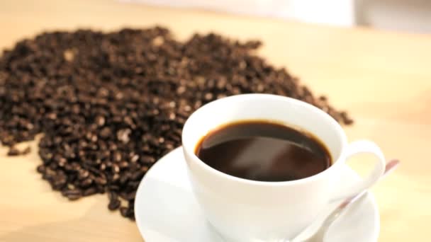 Koffiebonen gieten uit handen — Stockvideo
