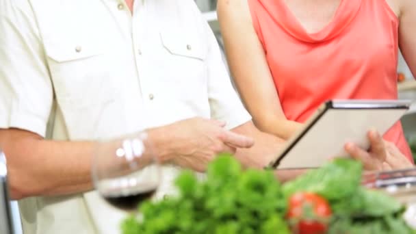 Husband and wife using tablet — Stock Video