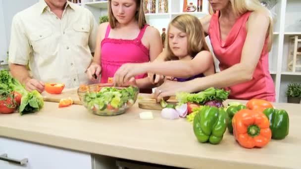 Family at kitchen preparing dinner — Stock Video