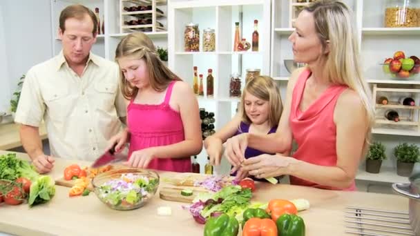 Сестры помогают родителям готовить ужин — стоковое видео