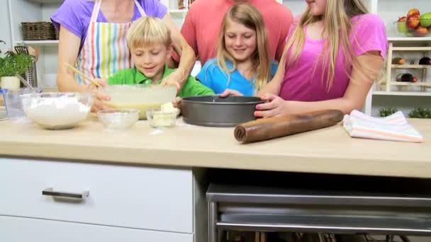 Parents and children making cake — Stock Video