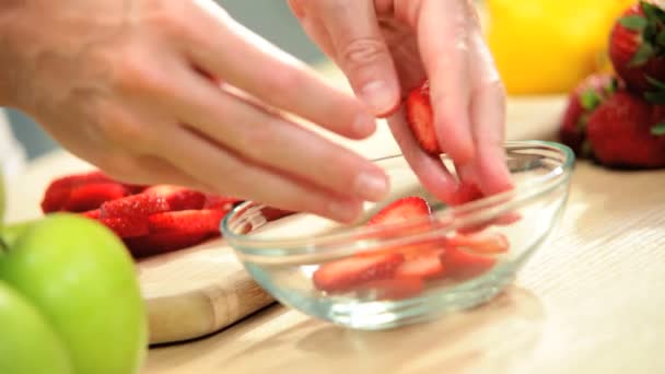 Kom organische laag vetgehalte eten aardbeien handen alleen close-up — Stockvideo