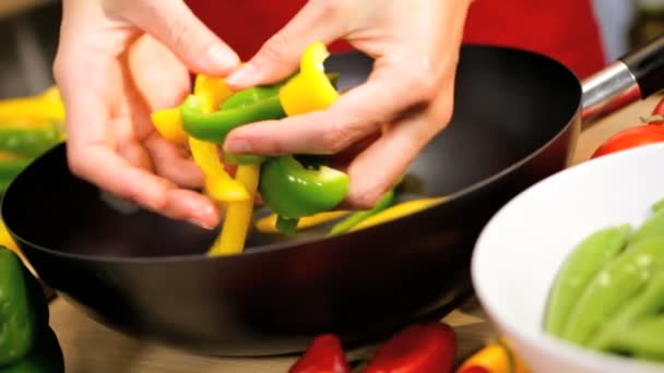Legumes fritos mexidos orgânicos frescos Fechar as mãos — Vídeo de Stock