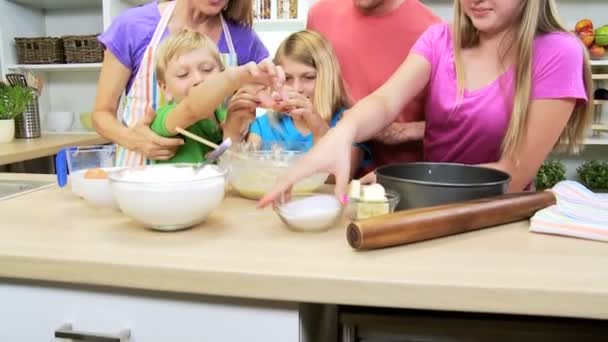 Ouders en kinderen maken taart — Stockvideo