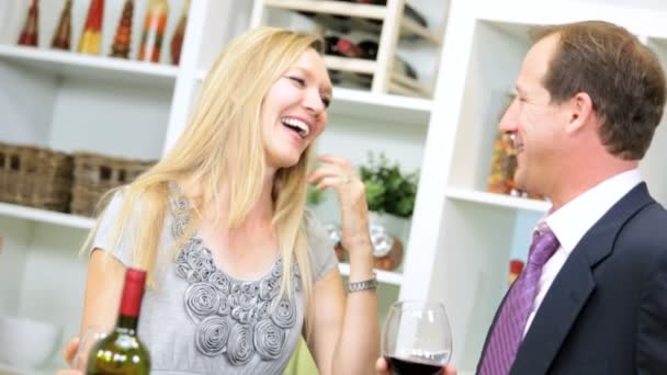 Ζευγάρι στο κουζίνα με κρασί — Αρχείο Βίντεο