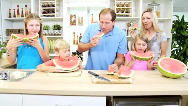 Eltern und Kinder teilen sich Wassermelone — Stockvideo