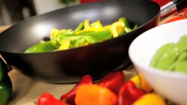 Nahaufnahme gesunde Lebensweise rühren Braten Kochen — Stockvideo