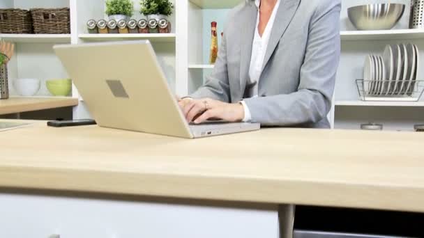 Empresaria que trabaja en la cocina casera — Vídeos de Stock