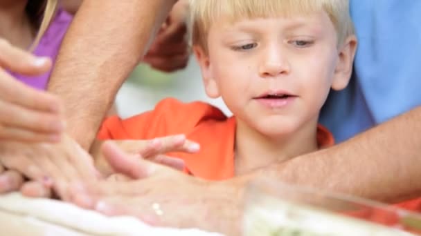 Hermano y hermanas ayudando a los padres — Vídeos de Stock