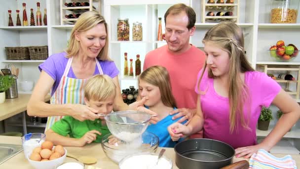 Родители и дети пекут торт — стоковое видео