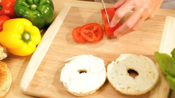 Kaukasiska kvinnliga händer skivning ekologiska tomater på nära håll — Stockvideo