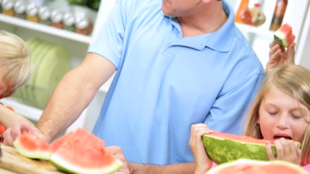 Familia comer rebanadas jugosa sandía — Vídeos de Stock