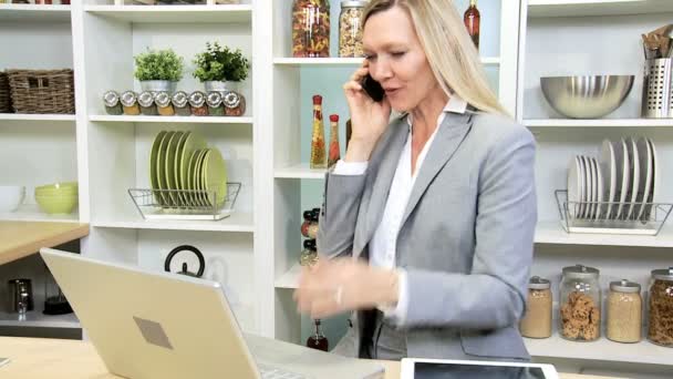 Businesswoman using laptop and smartphone — Stock Video