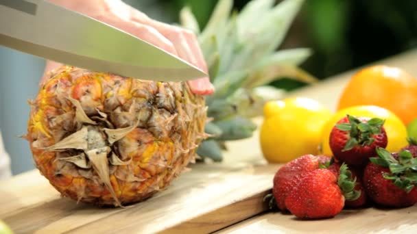 Beyaz eller hazırlanan organik ananas meyve — Stok video