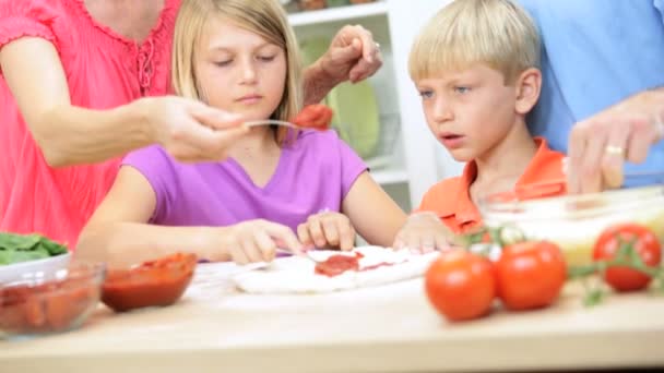 Family at kitchen preparing pizza — Stock Video