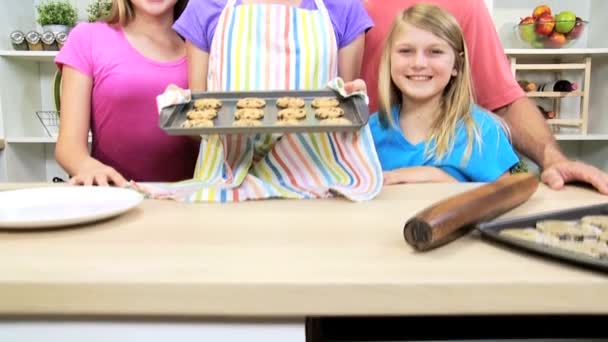 Pais e crianças com biscoitos — Vídeo de Stock