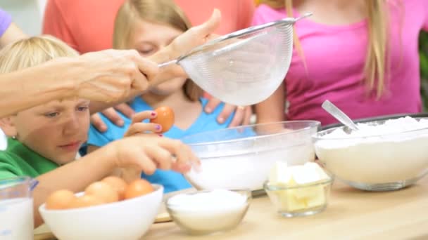 Eltern und Kinder haben Spaß am Backen — Stockvideo