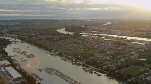 Antenowe zachód słońca pochodni widok dziennika wysięgniki Fraser River Vancouver — Wideo stockowe