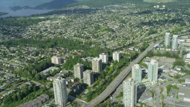 Vista aérea Trans Canada Highway pasando por suburbios residenciales, Vancouver — Vídeos de Stock