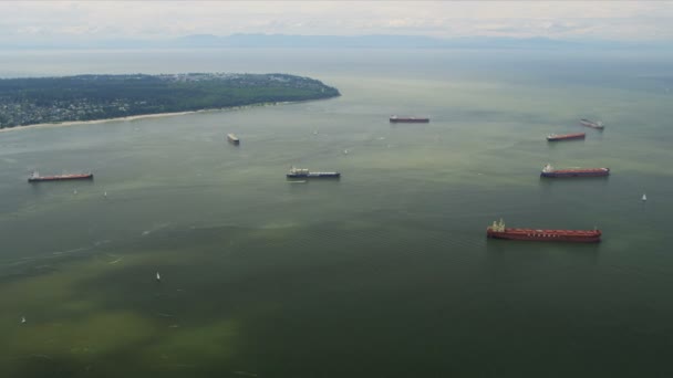 Αεροφωτογραφία του πλοία μεταφοράς εμπορευματοκιβωτίων και χύδην, Βανκούβερ — Αρχείο Βίντεο