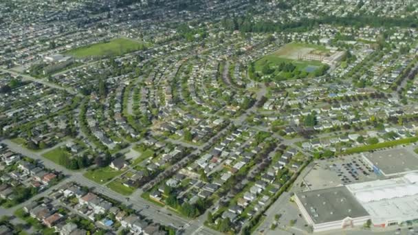 Σπίτια κατοικημένες κατόχων διαρκούς εισιτήριου Αεροφωτογραφία ανατολικά του Βανκούβερ — Αρχείο Βίντεο