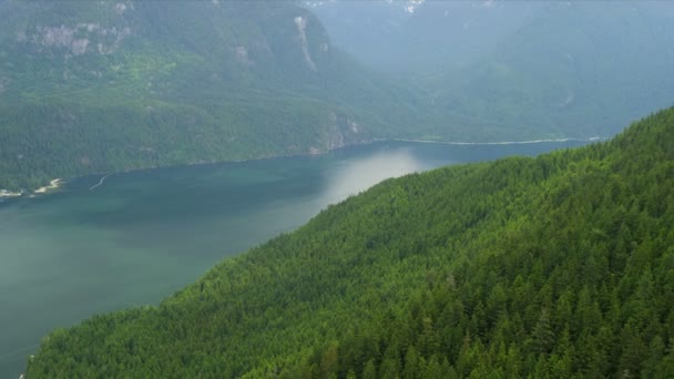 鸟瞰图 Harrison 湖淡水湖泊荒野地区的落基山脉，加拿大 — 图库视频影像