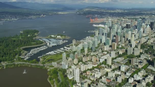 Downtown Vancouver liman şehri gökdelenler içinde havadan görünümü — Stok video