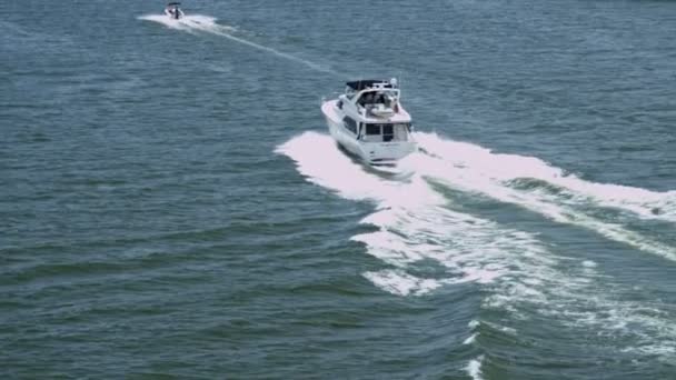 Vue aérienne du yacht de croisière élégant — Video