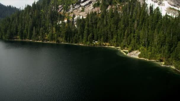 Aerial view of lake in the mountains — Stock Video